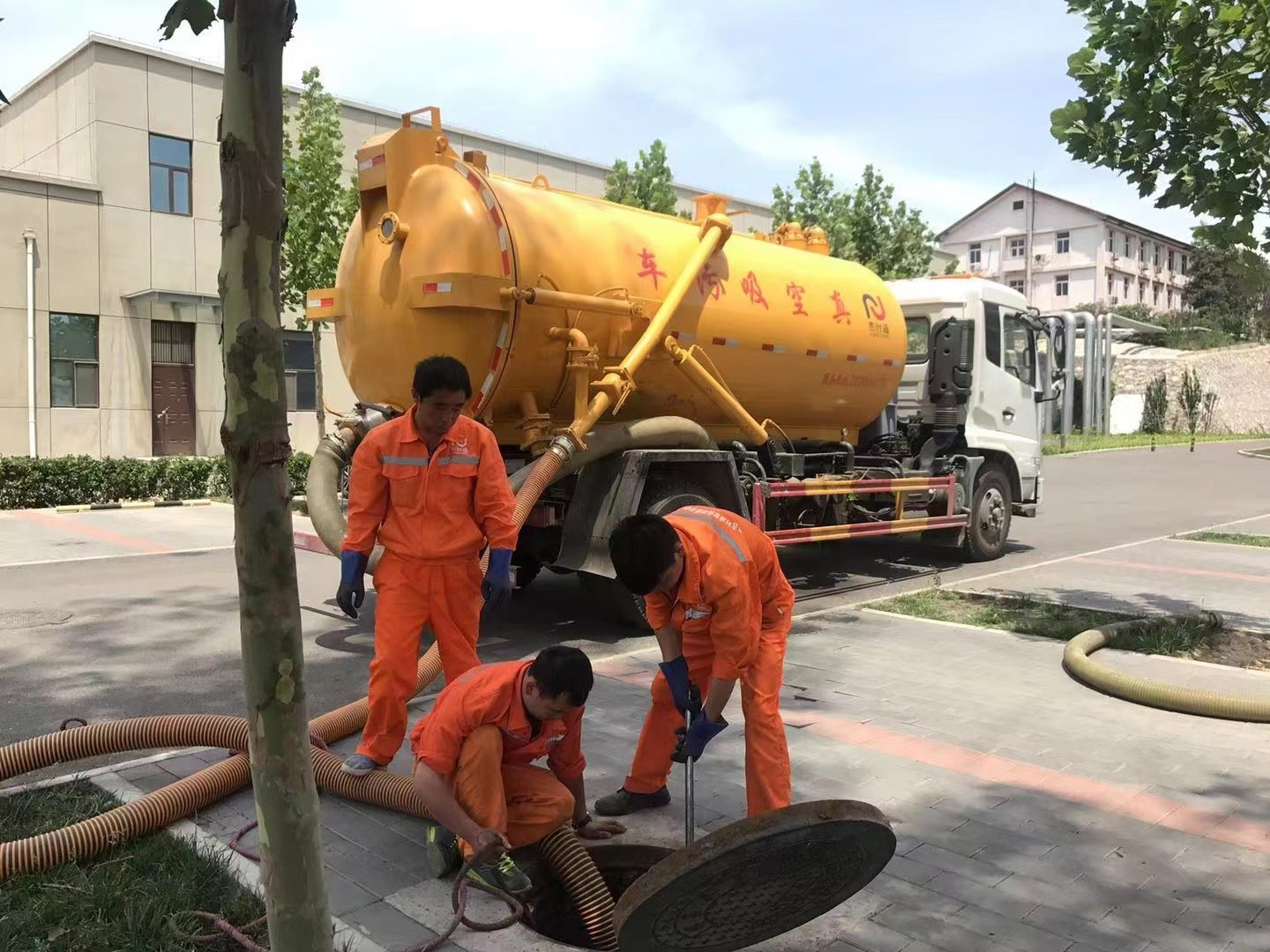 宝山管道疏通车停在窨井附近