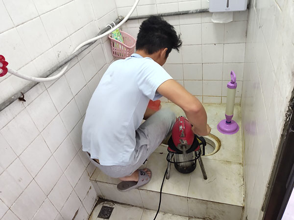 宝山肥皂掉到马桶里把马桶堵住了怎么办？马桶堵住了怎么办